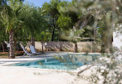 Villa Salentina: Zwembad, Toevlucht, Buitenmeubels, Samengesteld Materiaal, Schaduw, Ligstoel, Eco Hotel, Landscaping, Waterpartij