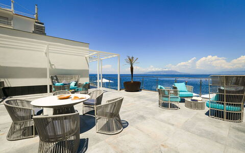 Villa Marina Grande: Blauw, Buitenmeubels, Zwembad, Toevlucht, Meubilair, Zee, Stoel, Oceaan, Schaduw, Kust