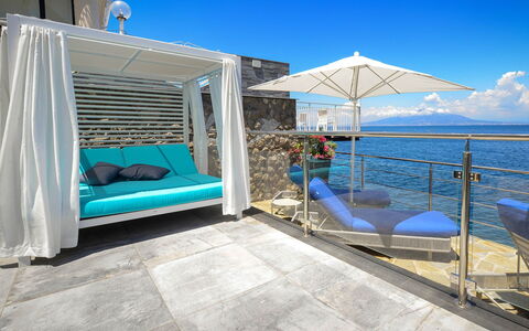 Villa Marina Grande: Blauw, Buitenmeubels, Meubilair, Zwembad, Toevlucht, Zee, Stoel, Schaduw, Vrije Tijd, Paraplu
