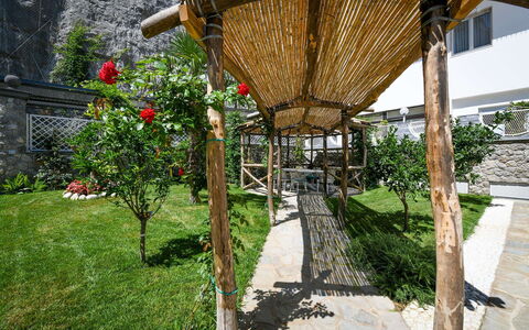Villa Marina Grande: Tuin, Outdoor Structuur, Schaduw, Backyard, Werf, Stoel, Landscaping, Flagstone, Binnenplaats, Ontwerp