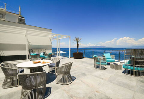 Villa Marina Grande: Blauw, Buitenmeubels, Zwembad, Toevlucht, Meubilair, Zee, Stoel, Oceaan, Schaduw, Kust