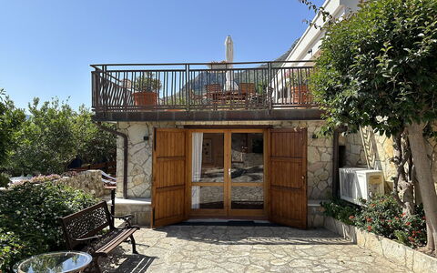 Villa Romy: Bloempot, Landgoed, Balkon, Schaduw, Flagstone, Kamerplant, Binnenplaats, Veranda, Werf, Landscaping