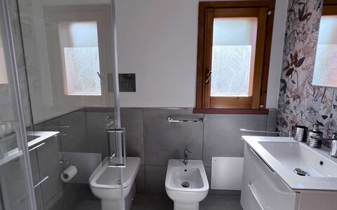 Villa Romy: Badkamer, Loodgieterswerkinrichting, Wastafel In De Badkamer, Wastafel, Flooring, Verdieping, Toilet, Kraan, Interieur Ontwerp, Wc Bril
