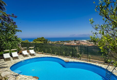 Villa Romy: Blauw, Water, Zwembad, Toevlucht, Buitenmeubels, Zee, Schaduw, Eco Hotel, Kust, Vrije Tijd