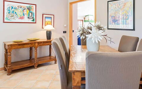 Villa Jamie: Meubilair, Interieur Ontwerp, Flooring, Tafel, Verdieping, Hout, Kamer, Stoel, Eetkamer, Keuken En Eettafel