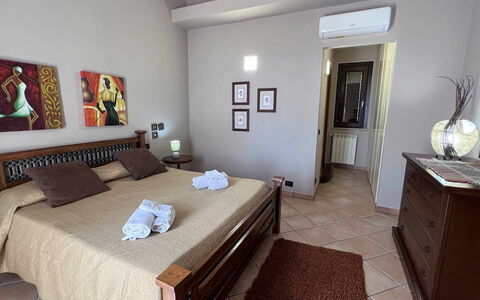 Villa Jamie: Bed, Meubilair, Slaapkamer, Interieur Ontwerp, Verdieping, Flooring, Laken, Bedding, Kamer, Plafond