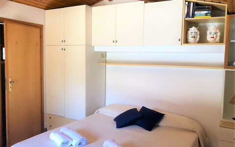Casa Sally: Meubilair, Slaapkamer, Bed, Interieur Ontwerp, Hout, Flooring, Verdieping, Laken, Kamer, Bedding