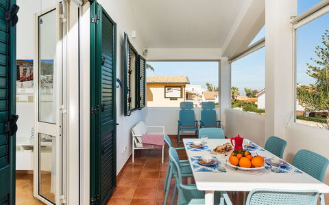 Ippocampo: Deur, Stoel, Appartement, Buitenmeubels, Schaduw, Balkon, Luifel, Kamerplant, Buitentafel, Keuken En Eettafel