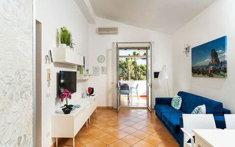 Ippocampo: Flooring, Interieur Ontwerp, Meubilair, Verdieping, Appartement, Kamer, Huis, Bankstel, Plafond, Woonkamer