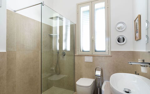 Ippocampo: Badkamer, Flooring, Loodgieterswerkinrichting, Verdieping, Toilet, Muur, Interieur Ontwerp, Wc Bril, Wastafel, Kraan