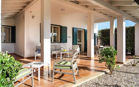 Kalimba: Meubilair, Flooring, Verdieping, Buitenmeubels, Veranda, Stoel, Schaduw, Patio, Buitentafel, Outdoor Structuur