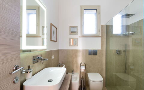 Kalimba: Badkamer, Flooring, Interieur Ontwerp, Loodgieterswerkinrichting, Muur, Verdieping, Wastafel, Wastafel In De Badkamer, Toilet, Kraan