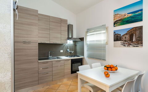 Ninfa: Toestel Van De Keuken, Keuken, Major Appliance, Flooring, Interieur Ontwerp, Countertop, Hout, Meubilair, Huishoudapparatuur, Verdieping