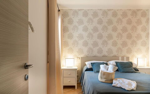 Ninfa: Interieur Ontwerp, Meubilair, Muur, Slaapkamer, Bed, Hout, Verdieping, Flooring, Laken, Textiel