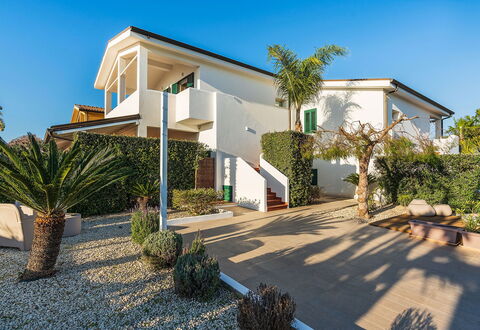 Ninfa: Gebouw, Woongebied, Huis, Huis, Architectuur, Facade, Struik, Dak, Landgoed