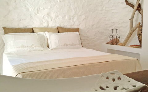 Villa la Rezza: Meubilair, Slaapkamer, Bed, Linens, Bedding, Hout, Laken, Interieur Ontwerp, Textiel, Kamer