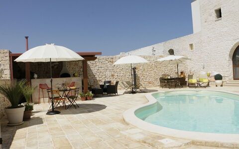 Masseria San Michele: Buitenmeubels, Flagstone, Zwembad, Stenen Muur, Paraplu, Toevlucht, Schaduw, Stoel, Beton, Patio