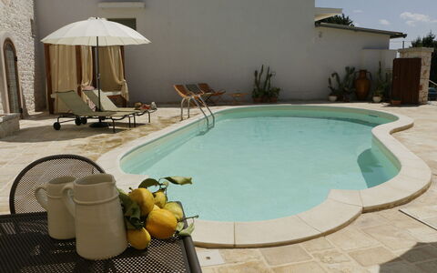 Masseria San Michele: Zwembad, Buitenmeubels, Samengesteld Materiaal, Toevlucht, Paraplu, Stoel, Beton, Flagstone, Schaduw, Ligstoel