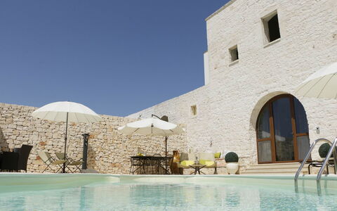 Masseria San Michele: Muur, Buitenmeubels, Landgoed, Zwembad, Stenen Muur, Villa, Flagstone, Hacienda, Ligstoel, Karavanserai