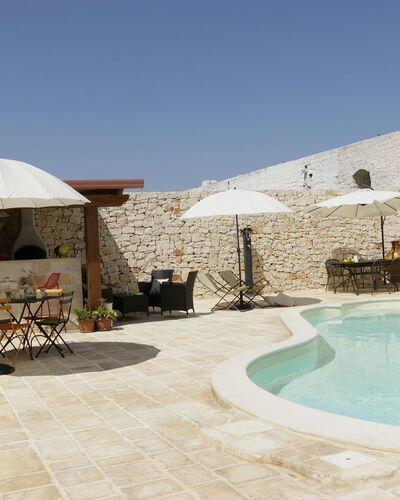 Masseria San Michele: Buitenmeubels, Flagstone, Zwembad, Stenen Muur, Paraplu, Toevlucht, Schaduw, Stoel, Beton, Patio