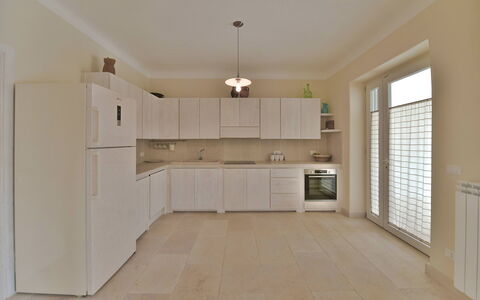 Masseria Ostuni: Flooring, Verdieping, Cabinetry, Interieur Ontwerp, Countertop, Keuken, Hout, Plafond, Meubilair, Verlichting