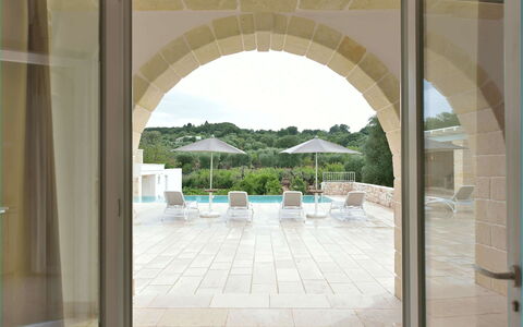 Masseria Ostuni: Zwembad, Tegel, Hacienda
