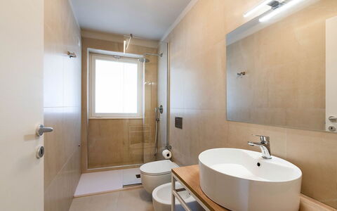 La Rosa dei Venti: Badkamer, Flooring, Loodgieterswerkinrichting, Muur, Verdieping, Interieur Ontwerp, Wastafel, Wastafel In De Badkamer, Toilet, Kraan