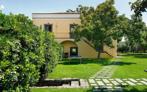 Villa Alcantara: Tuin, Gazon, Schaduw, Landgoed, Hacienda, Werf, Backyard, Landscaping, Binnenplaats, Villa