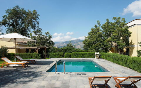 Villa Alcantara: Zwembad, Buitenmeubels, Meubilair, Paraplu, Toevlucht, Ligstoel, Schaduw, Stoel, Eco Hotel, Bergketen