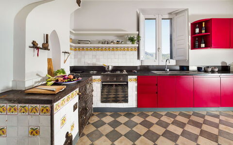 Villa Alcantara: Keuken, Flooring, Interieur Ontwerp, Toestel Van De Keuken, Fornuis, Verdieping, Countertop, Meubilair, Major Appliance, Cabinetry
