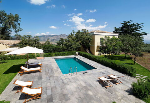 Villa Alcantara: Zwembad, Buitenmeubels, Toevlucht, Meubilair, Landgoed, Schaduw, Ligstoel, Tuin, Landscaping, Eco Hotel