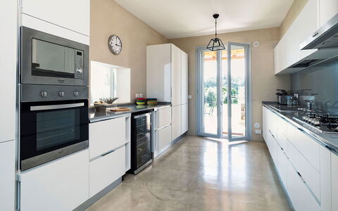 Villa Orangella: Keuken, Toestel Van De Keuken, Countertop, Major Appliance, Flooring, Meubilair, Interieur Ontwerp, Cabinetry, Huis, Verdieping