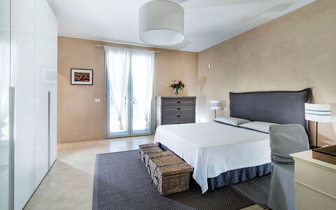 Villa Orangella: Meubilair, Interieur Ontwerp, Bed, Muur, Flooring, Verdieping, Slaapkamer, Hout, Plafond, Kamer