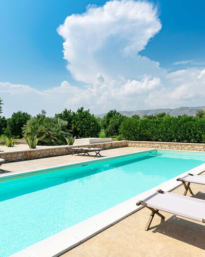 Villa Orangella: Blauw, Zwembad, Toevlucht, Samengesteld Materiaal, Eco Hotel, Buitenmeubels, Landscaping, Schaduw, Hotel