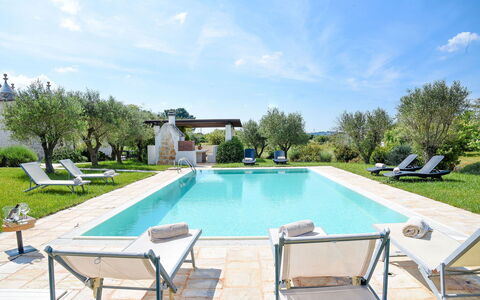 Trulli Martina: Blauw, Zwembad, Toevlucht, Tuin, Buitenmeubels, Landgoed, Hacienda, Landscaping, Backyard, Eco Hotel
