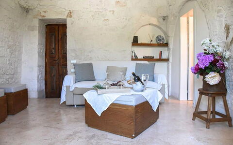 Trulli Martina: Meubilair, Muur, Flooring, Interieur Ontwerp, Verdieping, Kamer, Stoel, Tafel, Woonkamer, Bankstel