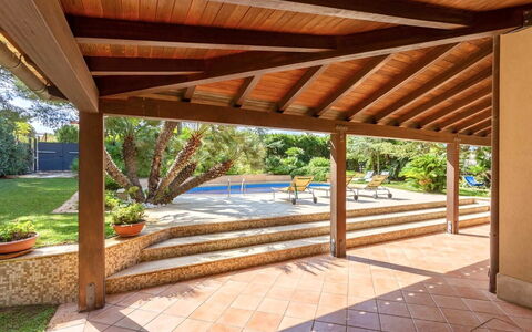 Villa Acquamarina: Hout, Flooring, Verdieping, Plafond, Schaduw, Toevlucht, Straal, Beits, Veranda, Outdoor Structuur