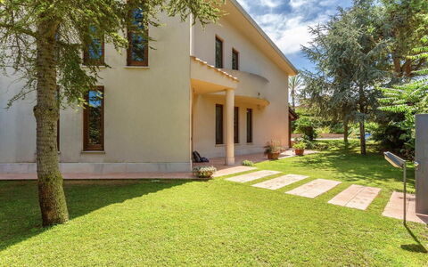 Villa Acquamarina: Gebouw, Huis, Woongebied, Huis, Architectuur, Struik, Gazon, Deur, Tuin, Landgoed