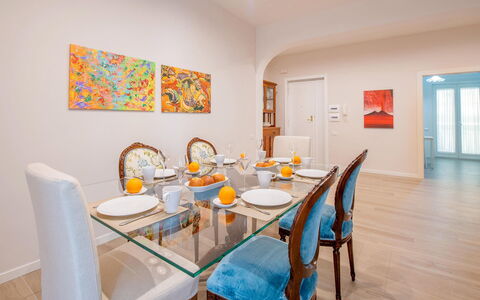 Apartment Bud: Meubilair, Interieur Ontwerp, Flooring, Hout, Eetkamer, Verdieping, Tafel, Keuken En Eettafel, Plafond, Stoel