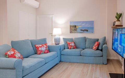 Apartment Bud: Meubilair, Bankstel, Interieur Ontwerp, Flooring, Verdieping, Kamer, Woonkamer, Appartement, Textiel, Kussen Gooien