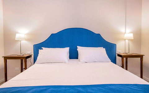 Apartment Bud: Meubilair, Slaapkamer, Interieur Ontwerp, Bed, Verdieping, Laken, Flooring, Bedding, Linens, Textiel