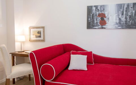 Apartment Bud: Meubilair, Interieur Ontwerp, Rood, Bankstel, Textiel, Flooring, Verdieping, Huis, Woonkamer