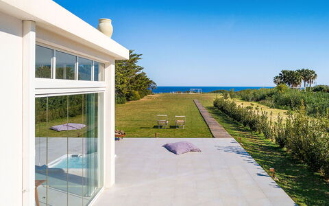 Villa Betty: Schaduw, Beton, Landscaping, Kolom, Outdoor Structuur, Landgoed, Toevlucht, Eco Hotel, Kust, Veranda