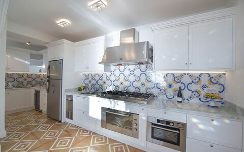 Villa Melissa: Blauw, Keuken, Flooring, Interieur Ontwerp, Fornuis, Verdieping, Major Appliance, Tegel, Countertop, Toestel Van De Keuken