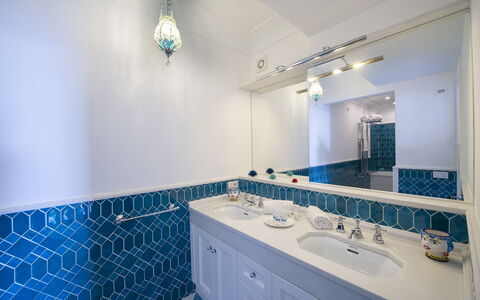 Villa Melissa: Blauw, Loodgieterswerkinrichting, Flooring, Interieur Ontwerp, Plafond, Verdieping, Tegel, Kraan, Badkamer, Loodgieter