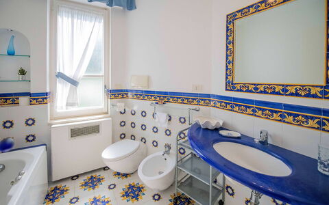 Villa Grazia: Blauw, Interieur Ontwerp, Flooring, Verdieping, Loodgieterswerkinrichting, Verlichting, Kraan, Wastafel In De Badkamer, Badkamer, Tegel