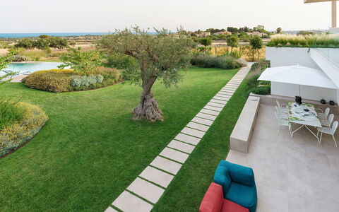 Villa Bel Prato: Tuin, Land Lot, Gazon, Landscaping, Werf, Schaduw, Backyard, Kunstgras, Landgoed, Hacienda