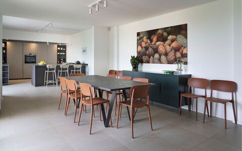 Villa Bel Prato: Meubilair, Flooring, Interieur Ontwerp, Verdieping, Muur, Eetkamer, Stoel, Hout, Tafel, Keuken En Eettafel
