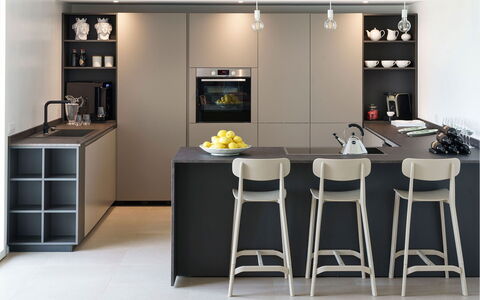 Villa Bel Prato: Meubilair, Keuken, Toestel Van De Keuken, Interieur Ontwerp, Countertop, Cabinetry, Huishoudapparatuur, Barkruk, Major Appliance, Flooring