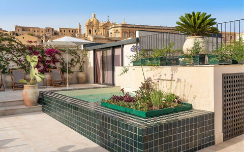 Sibilla: Bloempot, Appartement, Kamerplant, Tuin, Binnenplaats, Landscaping, Balkon, Tegel, Villa, Hotel